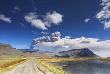 Keuken foto achterwand Vulkaan Uitbarsting van vulkaanas. / Vulkanisch landschap met eyjafjallajokull-gletsjer in IJsland