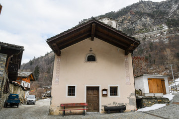 アオスタ渓谷のローマ水道橋のある街ポン・デルの教会（イタリア　ヴァッレ・ダオスタ州）