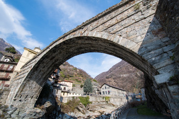 Fototapeta na wymiar アオスタ渓谷のローマ橋　ポン＝サン＝マルタン（イタリア　ヴァッレ・ダオスタ州）