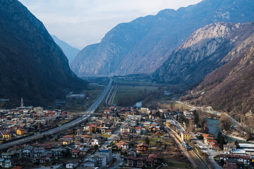 Fototapeta premium バール城塞（フォート・バール）から見た夕方のアオスタ渓谷（イタリア ヴァッレ・ダオスタ州）