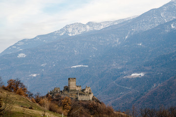 Fototapeta na wymiar アオスタ渓谷の古城　クライ城と山並み　サン＝ドニ（イタリア　ヴァッレ・ダオスタ州）