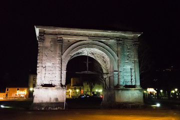 Fototapeta na wymiar アオスタ　夜のアウグストゥスの凱旋門（イタリア　ヴァッレ・ダオスタ州）