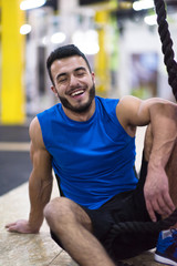 Obraz premium man relaxing before rope climbing