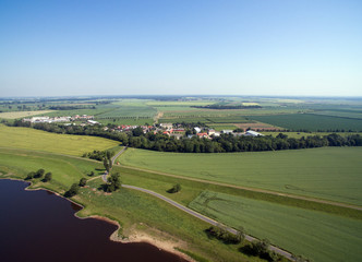 Luftaufnahme / Luftaufnahme von einer Landschaft mit dem Fluss Elbe