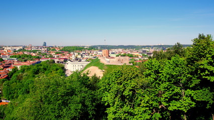 Baszta Giedymina - widok na panoramę Wilna z góry Trzykrzyskiej - obrazy, fototapety, plakaty