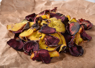 Baked beet chips