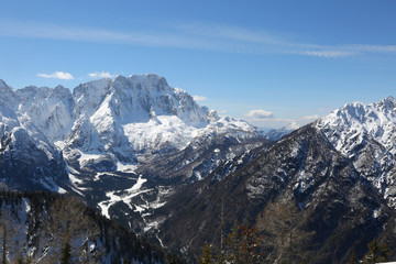 Fototapeta na wymiar Winter panorama of the beautiful mountains north of Italy