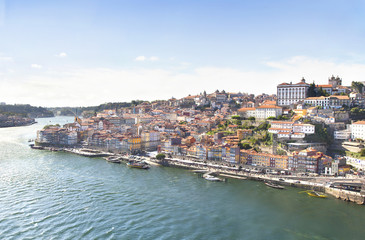 Fototapeta na wymiar Houses by Douro river in Porto (Portugal)