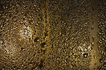 капли и окно