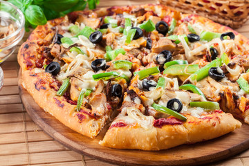 Spicy pizza with chicken gyros