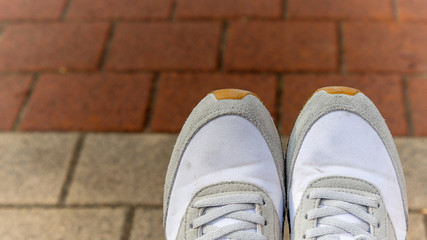 Close-up&nbsp;images&nbsp;of&nbsp;shoes&nbsp;in&nbsp;the&nbsp;street.