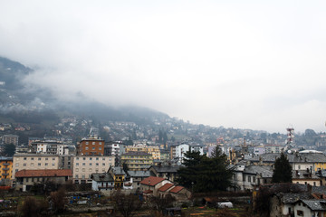 Obraz premium 春の雨の日のアオスタの風景（イタリア ヴァッレ・ダオスタ州）