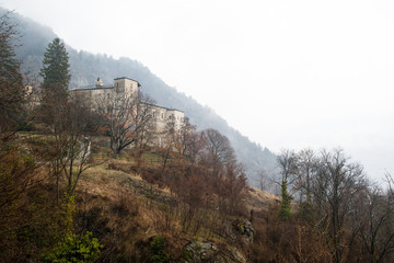 Obraz na płótnie Canvas 春の雨の日のアオスタ渓谷の古城　クアルト城（イタリア　ヴァッレ・ダオスタ州）
