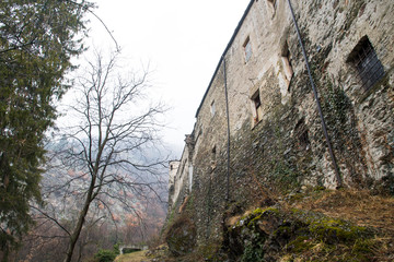 春の雨の日のアオスタ渓谷の古城　クアルト城（イタリア　ヴァッレ・ダオスタ州）