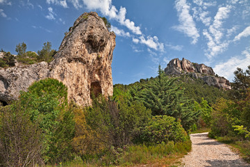 Fototapeta na wymiar Fontaine-de-Vaucluse, Avignon, France: mountain landscape with strange rock formations