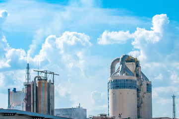 Fertilizer plant polluting the environment , releasing toxic substances to the atmosphere.