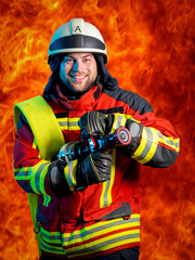 Feuerwehrmann in Schutzkleidung mit Hohlstrahlrohr und B-Schlauch , stehend vor Feuerwand