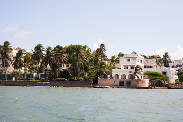 Obraz premium casas de lujo frente al mar en lumu, kenia con dhaw