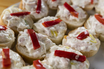 Roast slices with salad and a piece of red pepper.
