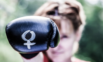 Eine Frau kämpft selbstbewusst mit Boxhandschuhen für ihre Rechte
