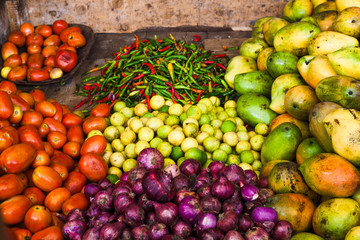 Naklejka na ściany i meble frutas orgánicas y guindillas ecológicas en un mercado 