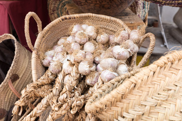Obraz premium Baskets full of garlic