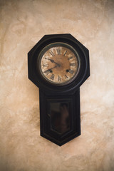 Reloj colonial antiguo sobre pared con textura