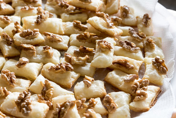 Cook appetizers with bread and walnuts