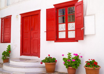 Fototapeta na wymiar Traditional architecture of Oia village on Santorini island