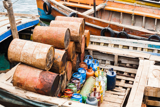 bidones de colores en un barco