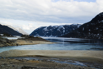 Czyste jezioro w Norwegi - obrazy, fototapety, plakaty