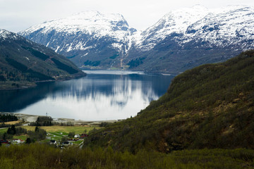 Naklejka na ściany i meble Jezioro na tle gór norweskich