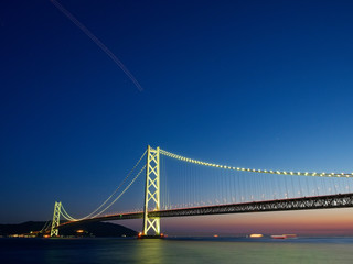 兵庫 舞子公園から見る夕暮れの明石海峡大橋