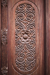 hermosa puerta labrada con verde cultura swahili