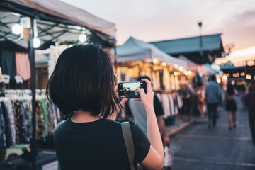 Obraz premium Asian woman taking photo with smartphone
