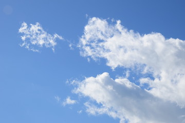 Naklejka na ściany i meble Weiße Wolken vor blauen Himmel nach einer Regennacht