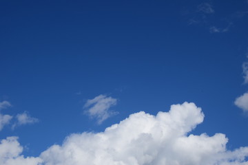 Weiße Wolken vor blauen Himmel nach einer Regennacht