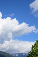 Obraz premium Wolken halten sich hartnäckig auf den Bergen nach einer Regennacht