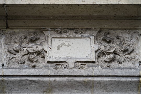 cartouche vide en plâtre sur façade