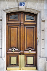 Porte en bois vernie sur rue