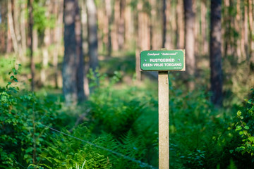 This sign is indicating a resting area is near. Because of that, there is no free access. The sign is located at 't Lutterzand, a forest area near the German border and a geological monument.