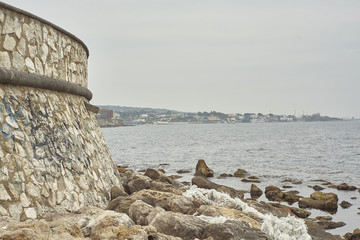 The sea that collides on the rocks