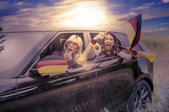 Freundinnen fahren zum Fussball
