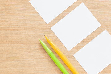 Stift und Papier auf Holzuntergrund