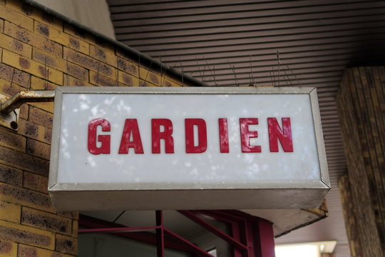 Gardien, lettres rouges sur fond blanc - Caisson.