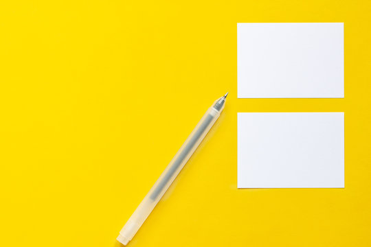 Stift und Papier auf gelben Hintergrund