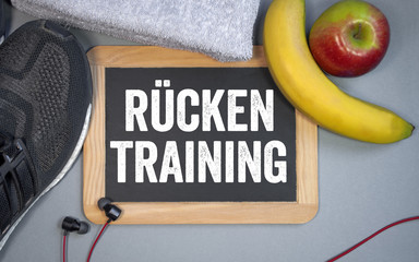 Tafel mit Sportschuhen Banane Apfel Handtuch Fitness Rückentraining