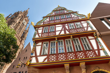 Haus zur Goldenen Waage mit Kaiserdom in der neuen Altstadt von Frankfurt am Main