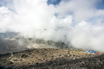 Fototapeta na wymiar Himalaya Berggipfel und Schluchten in Wolken