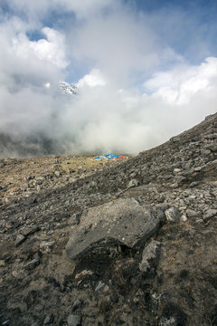 Himalaya Basecamp Berggipfel und Schluchten in Wolken